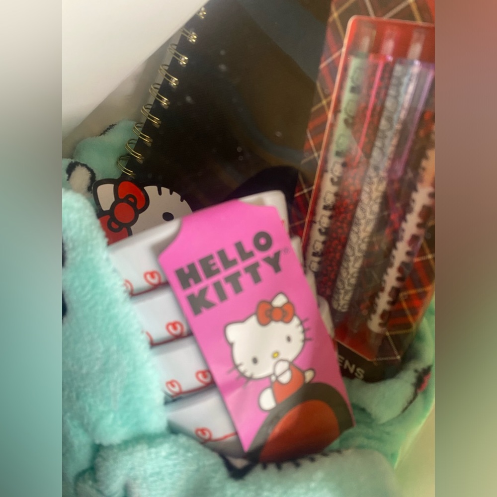Hello kitty bundle - Picture 5 of 5